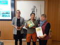Über einen ersten Platz in Sachen Wildbienen haben sich drei Frauen im Stadtrat in Abenberg gefreut. Die Bücherei steuerte Lesestoff über Bienen bei.