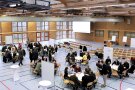 An Tischen verteilt haben in der Landesfinanzschule in Ansbach viele Teilnehmer gesessen, um Ideen zum Thema nachhaltiges Planen und Bauen zusammenzutragen.