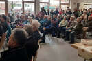 Viele Dorfbewohner sind in Welbhausen im Saal bei der Einweihung des Gemeinschaftshauses zusammengekommen. Nicht für alle reichten die Stühle.