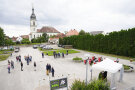 Gäste versammeln sich zur Veranstaltung auf dem Festplatz  