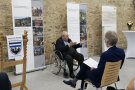 Staatminister a.D. Hans Maurer im Rollstuhl sitzend im Dorfgemeinschaftshaus Schweinsdorf