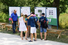 Gartenschaubesucher stehen vor Plakaten.