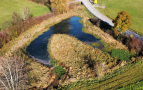 Eine Grabenausleitung in der Nähe der Balsenmühle in der Marktgemeinde Heidenheim fügt sich gut ins Landschaftsbild ein. Sie ist eine der Maßnahmen, die das Amt für Ländliche Entwicklung Mittelfranken mit dem Förderprogramm boden:ständig unterstützt. Ziel ist, Wasser auf den Flächen zurückzuhalten, damit keine Erdeinträge im Hahnenkammsee landen.