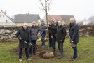 Gruppenfoto mit frisch gepflanzter Linde