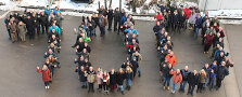 Mitarbeiterinnen und Mitarbeiter stellen eine 100 nach zum 100. Geburtstag des Amts für Ländliche Entwicklung Mittelfranken.