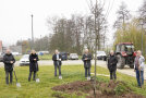 Gruppenfoto mit frisch gepflanzter Linde