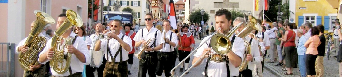 Kirchweihen und Feste mit traditionellen Umzügen bereichern das Dorfleben und bringen Menschen zusammen.