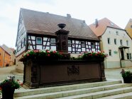 Mit vielen Blumenkübeln und Pflanztöpfen ist der Marktplatz in Heidenheim ein guter Ort, um eine Pause einzulegen.