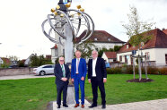 Drei Männer sind wahre Urgesteine der Dorferneuerung in Weidenbach. Vor dem Abschlussdenkmal haben sie auf das Erreichte zurückgeblickt.