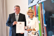 Edeltraud Stockmann hat von Wolfgang Neukirchner die Staatsmedaille im Kloster Heidenheim bekommen.