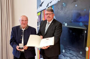 Werner Dorner hat von Wolfgang Neukirchner die Staatsmedaille im Kloster Heidenheim bekommen.