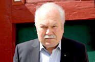 Ein etwas älterer Herr steht vor einem geschichtsträchtigen Gebäude in Kirchensittenbach. Werner Sperber hat eine Staatsmedaille für seinen langjährigen Einsatz als Ehrenamtlicher bekommen.