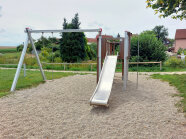 Eine Rutsche, Schaukel und ein kleiner Kletterturm stehen vor der Dorfscheune in Oberalbach und bieten Kindern jede Menge Platz zum Toben. Das Regionalbudget ermöglichte die Anschaffung der neuen Spielgeräte.