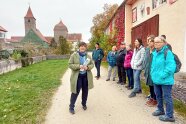 Viele Besucher haben sich um eine Frau versammelt – mit Blick auf die Altstadt von Ornbau. Sie führte die Gäste durch die Stadt.