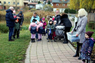 Blaue Rucksäcke gefüllt mit kleinen Geschenken hat es für Buben und Mädchen einer Kindertagesstätte an einem Weiher in Heilsbronn gegeben.