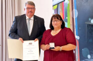 Beate Schlicker hat von Wolfgang Neukirchner die Staatsmedaille im Kloster Heidenheim bekommen.
