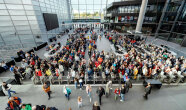 Hunderte Besucher stehen vor dem Einlass zur Messe Nürnberg und warten darauf, dass die Consumenta öffnet.