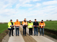 Sechs Männer haben ein Flatterband im Landkreis Neustadt/Aisch-Bad Windsheim durchgeschnitten. Damit haben sie einen neuen Kernweg in Marktbergel offiziell eingeweiht.