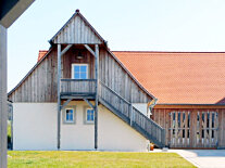 Ein kleiner, moderner Neubau ist in Dottenheim Treffpunkt für Jung und Alt. Das Dorfgemeinschaftshaus hat viel Holz als Fassade bekommen.