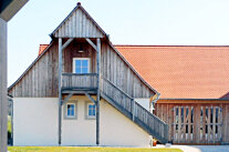 Ein kleiner, moderner Neubau ist in Dottenheim Treffpunkt für Jung und Alt. Das Dorfgemeinschaftshaus hat viel Holz als Fassade bekommen.