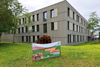 Trotz schlechten Wetters waren viele Menschen auf der Bauernmarktmeile in Ansbach unterwegs. Ein großes Plakat warb für die Veranstaltung. 