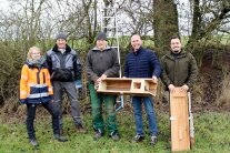 Fünf Menschen haben in einem Wald in der Nähe von Schwaighausen Brutröhren für Steinkäuze montiert.