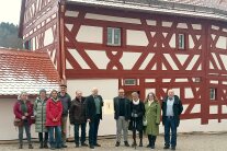 Viele Menschen haben sich vor dem historischen Frühmesserhaus in Kirchensittenbach getroffen. Sie freuen sich über die eingeleitete Dorferneuerung.
