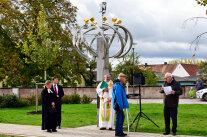 Ein neues Abschlussdenkmal, das meterhoch ist und sieben Würfel hat, ziert den Festplatz von Weidenbach.