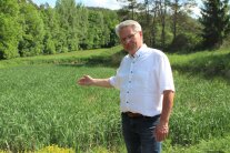 Hans Henninger, Bürgermeister in Flachslanden, ist froh nach einem verheerenden Hochwasser in der Marktgemeinde auf das Förderprogramm „boden:ständig“ gestoßen zu sein. Im Jahr 2016 wüteten Unwetter über der Marktgemeinde und sorgten für schwere Schäden. Fast ein halbes Jahr dauerten die Aufräumarbeiten.