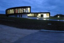 Das Limeseum am Hesselberg sieht von außen aus wie eine Schnecke. Das Gebäude strahlt mit vielen Glasfronten in der Nacht weit in die Region.