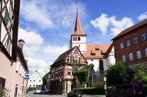 Fachwerkhaus auf der Wehrmauer der im Hintergrund zu sehenden Kirche St. Bartholomäus