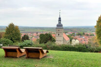 Vom Kapellenberg in Burgbernheim aus schweift der Ausblick tief ins Tal. Jedes Jahr findet dort der Streuobsttag statt.