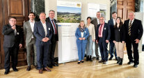 Eine Gruppe von Bürgermeistern ist nach München gereist, um sich beim Aktionsprogramm „Schwammregionen“ vorzustellen.