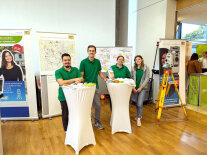 Mitarbeiter des Amts für Ländliche Entwicklung Mittelfranken haben Schülern an einem Stand in der Bauakademie mit Rat und Tat zur Seite gestanden.