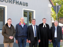 Fünf Männer stehen vor dem neuen Dorfhaus in Untereschenbach und freuen sich über das gute Gelingen des Herzens-Projekts der Bürgerinnen und Bürger.
