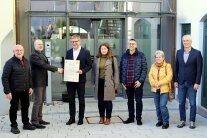 Drei Dorfbewohner aus Oberwurmbach sind ins Rathaus nach Gunzenhausen gekommen, um bei der Urkundenübergabe zur Dorferneuerung dabei zu sein. Sie wünschen sich einen neuen sozialen Treffpunkt. 