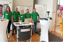5 Mitarbeiterinnen und Mitarbeiter des Amtes für Ländliche Entwicklung Mittelfranken stellen an einem Messestand die Arbeit der Ländlichen Entwicklung vor.