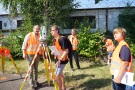 Ein Schüler liest Messwerte am Tachymeter ab.