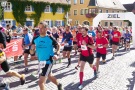 Läufer beim Start zum Bürgerlauf in der Stadt Merkendorf
